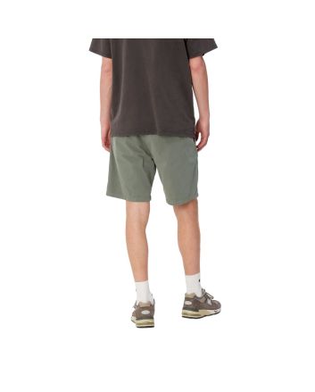 Hombre con Bermudas Carhartt WIP John Short Park Garment Dyed Verdes