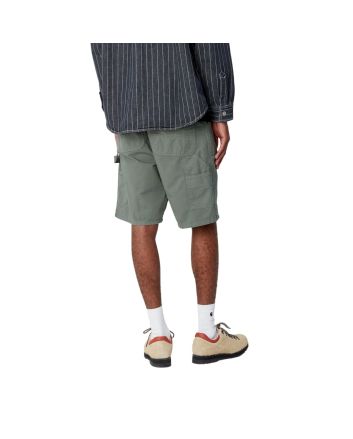 Hombre con bermudas Carhartt WIP Single Knee Short Verdes 