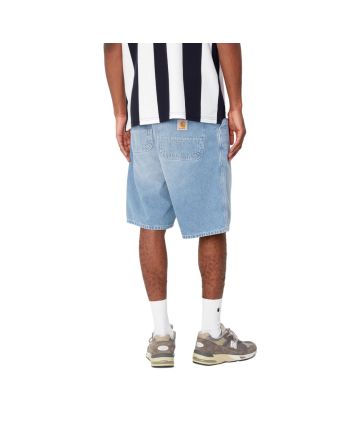 Hombre con Bermudas Vaqueras Carhartt WIP Simple Short Azul Claro Lavado