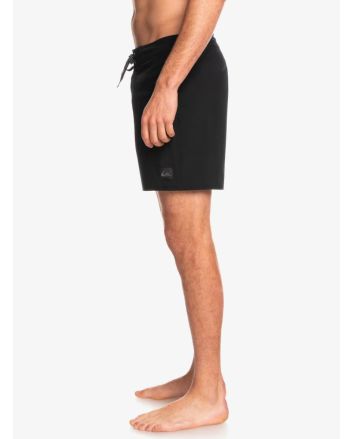 Hombre con bañador boardshort Quiksilver Surfsilk Kaimana 16" negro 