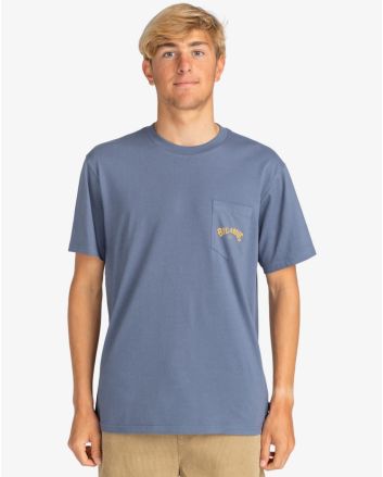 Hombre con camiseta de manga corta con bolsillo Billabong Stacked Arch Azul