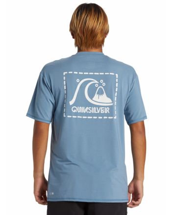 Hombre con camiseta de protección solar Quiksilver DNA Surf Azul 