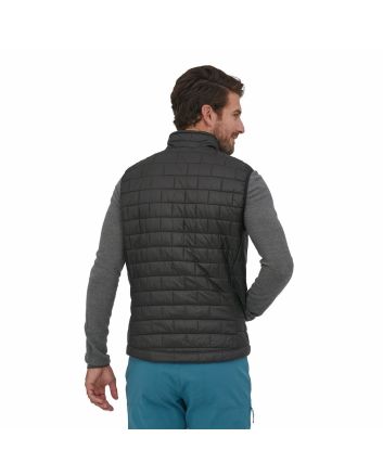 Hombre con chaleco acolchado e impermeable plegable Patagonia Nano Puff Vest Negro