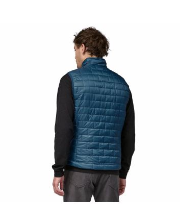 Hombre con chaleco acolchado impermeable Patagonia Nano Puff Lagom Blue Azul