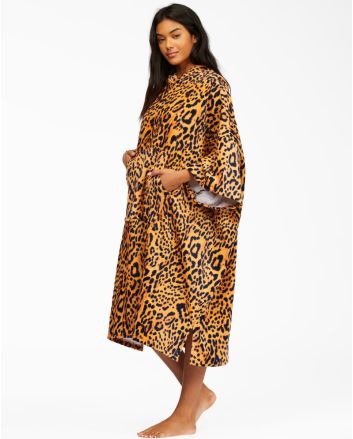Mujer con Poncho de Surf Billabong Womens Hooded Towel Animal Print 