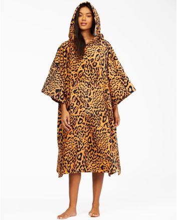 Mujer con Poncho de Surf Billabong Womens Hooded Towel Animal Print 