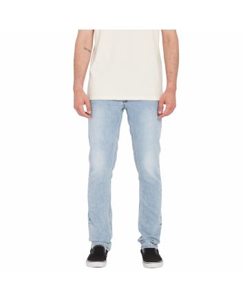 Hombre con pantalón vaquero Volcom Vorta Denim Slim Heavy Worn Faded 