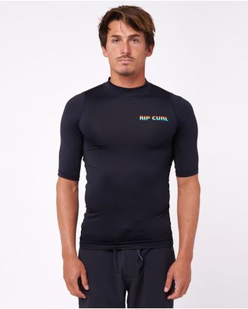 Hombre con camiseta de protección solar Rip Curl Icons Perf SSL UV UPF 50+ negra