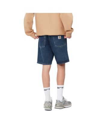Hombre con pantalón vaquero corto Carhartt WIP Newel  Short Azul Stone Washed