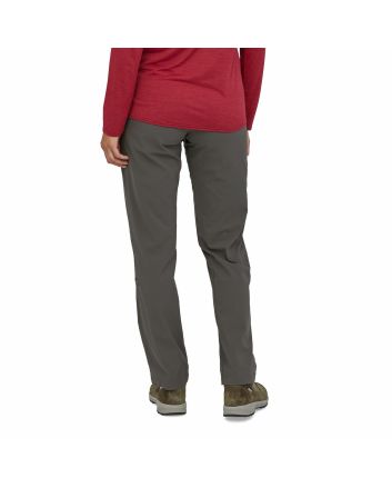 Mujer con Pantalón de senderismo Patagonia Women's Quandary Regular gris 