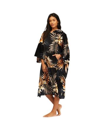Mujer con Toalla de playa con capucha Billabong Hooded Towel Black Pebble negra con estampado tropical 