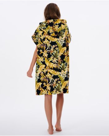 Mujer con poncho cambiador Rip Curl Sunday Swell Hooded Towel negro floral