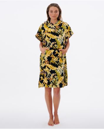 Mujer con poncho cambiador Rip Curl Sunday Swell Hooded Towel negro floral