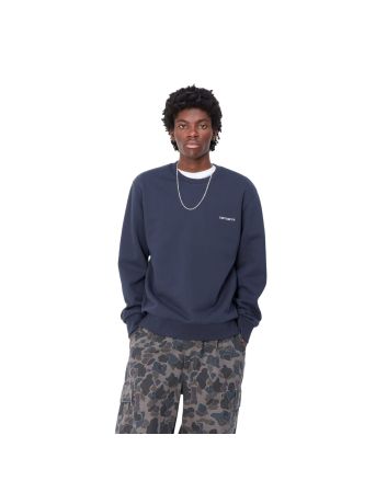 Hombre con Sudadera Carhartt WIP Script Embroidery Sweatshirt azul marino con logo blanco
