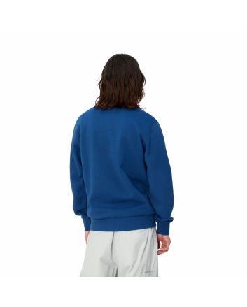 Hombre con sudadera Carhartt WIP Script Embroidery Sweatshirt Azul con logo blanco