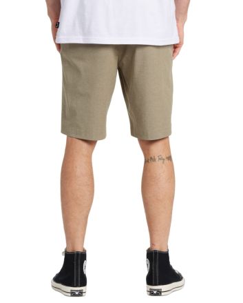 Hombre con short sumergible Billabong Crossfire Mid Caqui