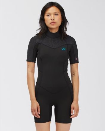 Mujer con neopreno corto y cremallera posterior Billabong Synergy 2/2mm negro