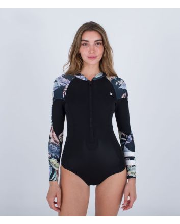 Mujer con traje de surf de primavera con manga larga y cremallera frontal Hurley Woman Advant 2mm Springsuit negro floral