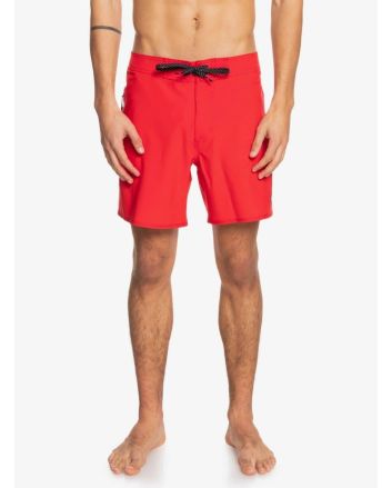 Hombre con bañador Boardshort Quiksilver Surfsilk Kaimana 16" rojo