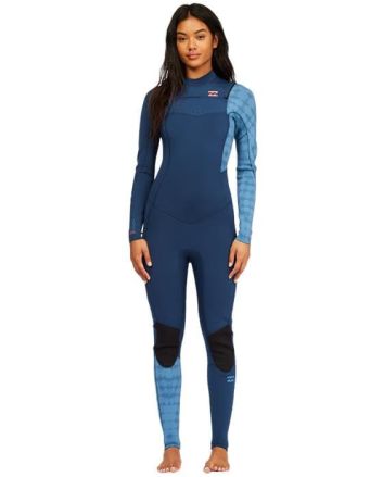 Mujer con traje de neopreno con cremallera en el pecho Billabong Synergy 4/3mm azul marino