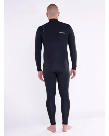 Hombre con Traje de Neopreno Volcom Modulator 4/3mm con cremallera en el pecho negro