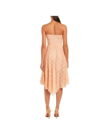 Mujer con Vestido palabra de honor con encaje Amuse Society Lima Peach 