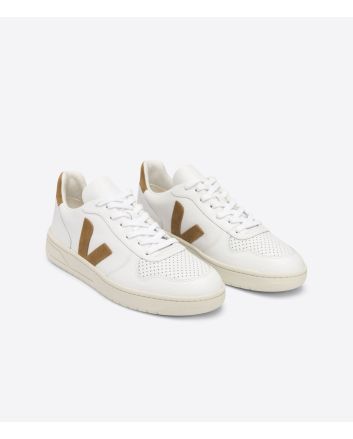 Zapatillas Ecológicas Veja V-10 Leather Blancas con detalles en color camel y suela de goma beige
