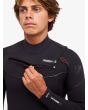 Hombre con Quiksilver Marathon Sessions 4/3mm Chest Zip traje de neopreno negro cremallera abierta