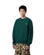 Hombre con sudadera Carhartt WIP American Script Sweatshirt verde Dark Fir