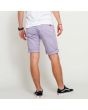 Hombre con pantalón corto Carhartt WIP Swell Short lavanda posterior