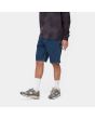 Hombre con Pantalón Vaquero Corto Carhartt WIP Single Knee Short Azul lavado a la piedra lateral