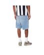 Hombre con Bermudas Vaqueras Carhartt WIP Simple Short Azul Claro Lavado posterior