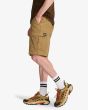 Hombre con bermudas Billabong Combat short cargo caqui claro bolsillo lateral
