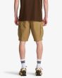 Hombre con bermudas Billabong Combat short cargo caqui claro posterior
