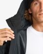 Hombre con Chaqueta Shell Impermeable Billabong Rainstorm 10K Negra interior transpirable