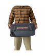 Maleta pequeña con ruedas Patagonia Black Hole Wheeled Duffel 40L Smolder Blue logo