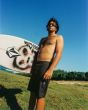 Hombre con Tabla de surf y Bañador Volcom Lido Solid Mod 20' Negro
