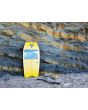 Tabla de Bodyboard GT Boards GT 500 Pilsner/Yellow apoyado en pared de roca bottom amarillo