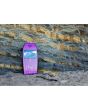 Tabla de Bodyboard GT Boards Performance Volcano Mallard Green-Violet Jade 41''/41.5'' apoyado en la roca bottom violeta con rails negros