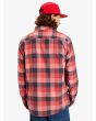 Hombre con Camisa de franela Quiksilver Motherfly Plaid Roja a cuadros posterior bajo curvo