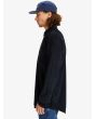 Hombre con camisa de pana Quiksilver Smoke Trail Cord Negra lateral 