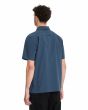 Hombre con camisa de manga corta Volcom Slab City azul posterior