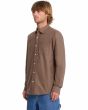 Hombre con Camisa de manga larga Volcom Veeco Oxford marrón piedra lateral