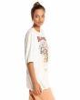 Mujer con camiseta de manga corta Billabong Midnight Sun blanca lateral
