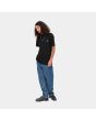 Hombre con camiseta orgánica de manga corta Carhartt WIP American Script Negra lateral