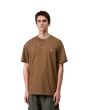 Hombre con camiseta Carhartt WIP American Script Marrón Hamilton 
