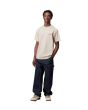 Hombre con Camiseta Carhartt WIP American Script T-Shirt beige Natural corte holgado 
