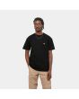 Hombre con Camiseta de manga corta Carhartt WIP Chase Negra con logo dorado 