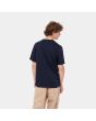 Hombre con Camiseta de manga corta con bolsillo Carhartt WIP Pocket azul marino oscuro posterior