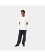 Hombre con camiseta de manga corta con bolsillo Carhartt WIP Pocket T-Shirt blanca frontal